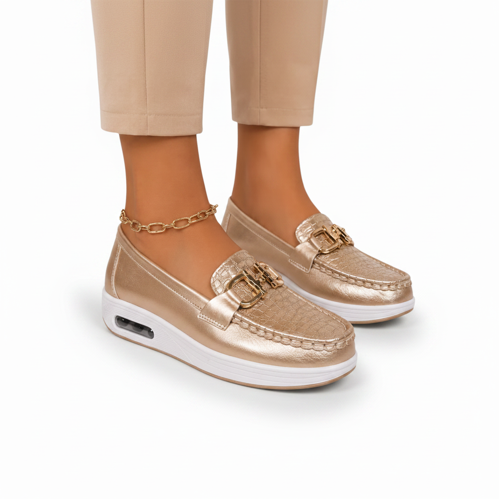 Mocassin compensé doré porté avec un jean taille haute, soulignant son confort et sa polyvalence.