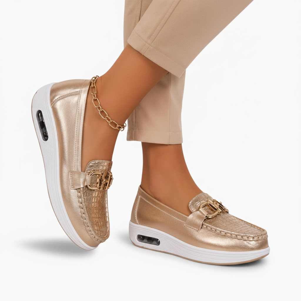 Gros plan sur la texture du cuir doré du mocassin, mettant en évidence sa finition de qualité.