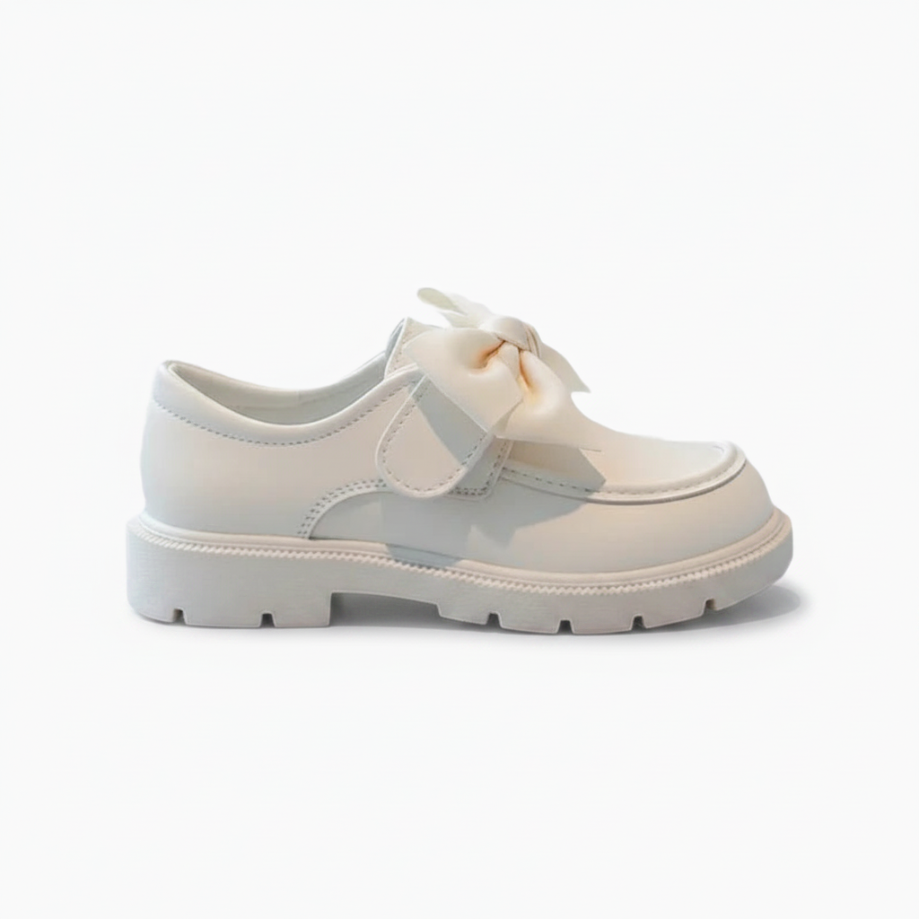 Vue latérale du mocassin compensé blanc, révélant sa semelle confortable et son design raffiné.