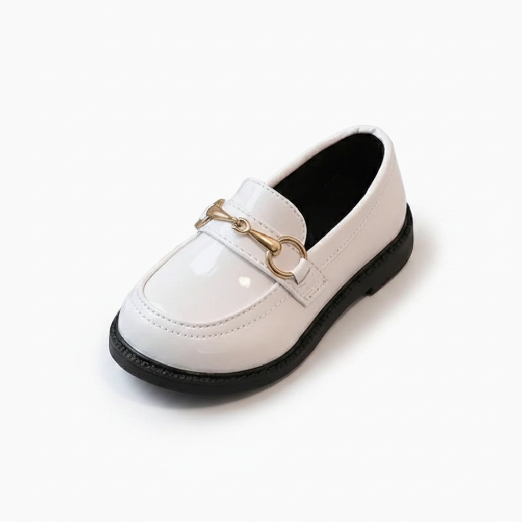 Mocassin compensé blanc vernis pour fillette, élégant et lumineux, vu de face.