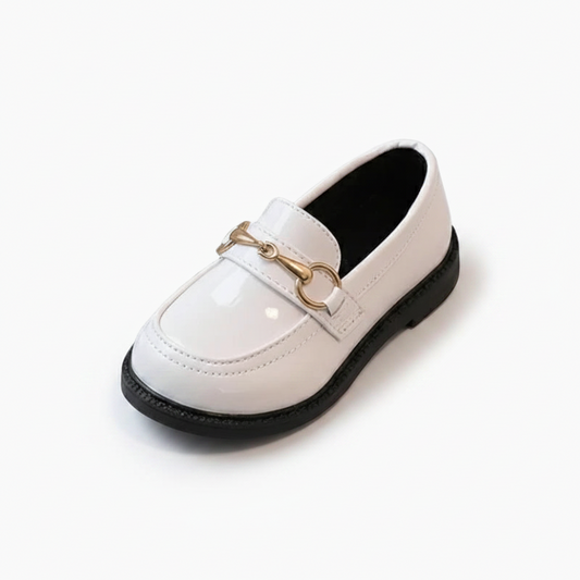Mocassin compensé blanc vernis pour fillette, élégant et lumineux, vu de face.