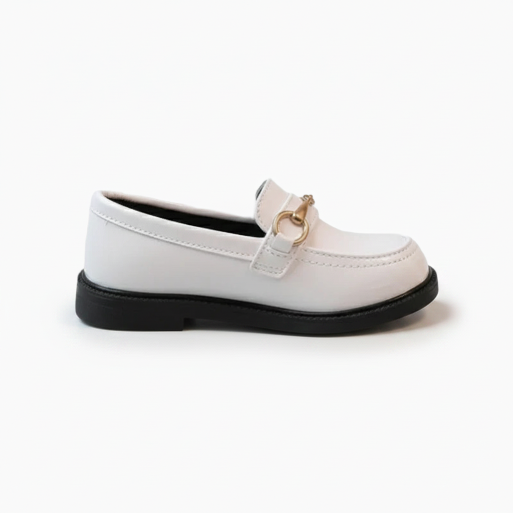 Vue plongeante sur le mocassin blanc vernis, mettant en valeur le mors doré raffiné.