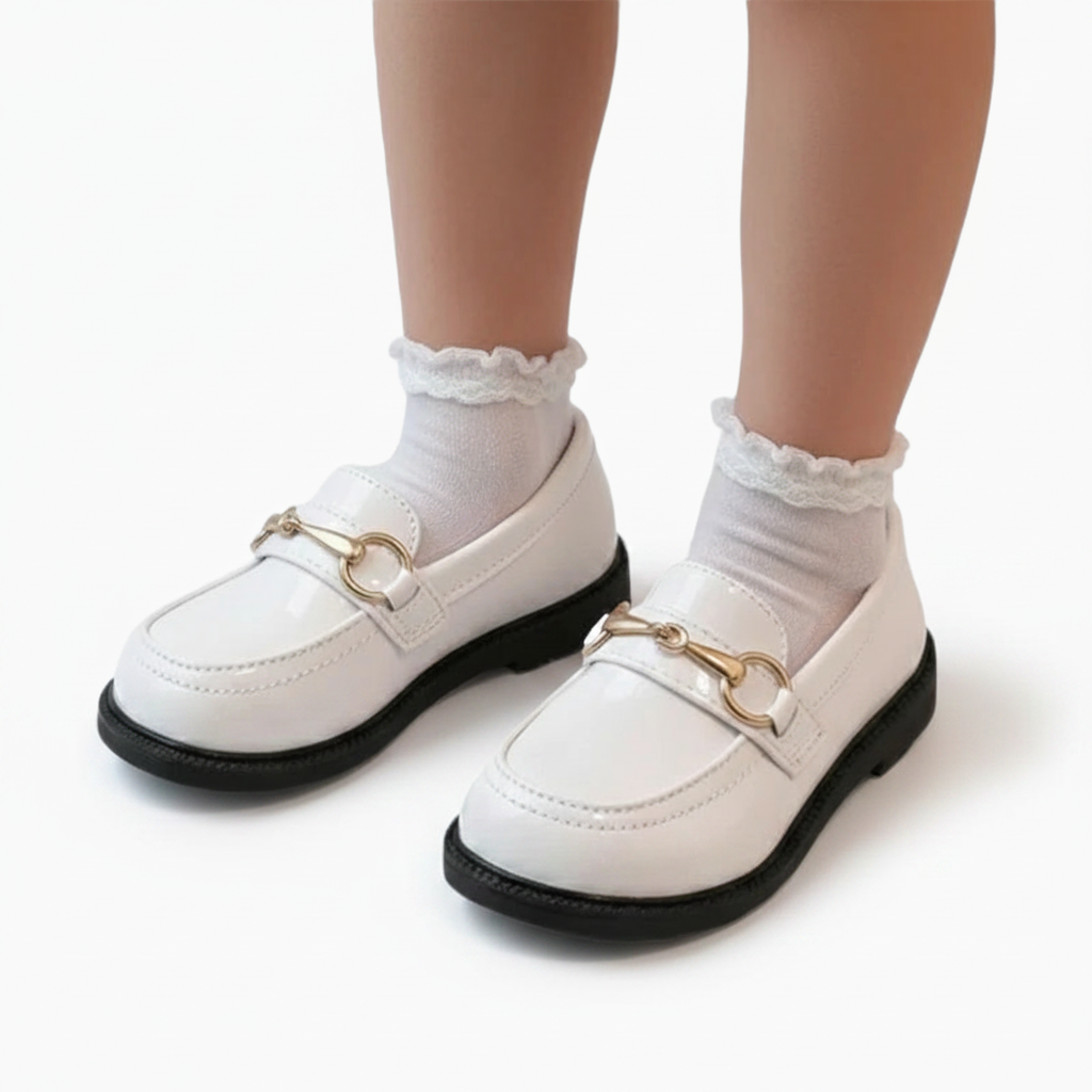 Gros plan sur l'éclat miroir du cuir blanc vernis du mocassin, preuve de qualité premium.