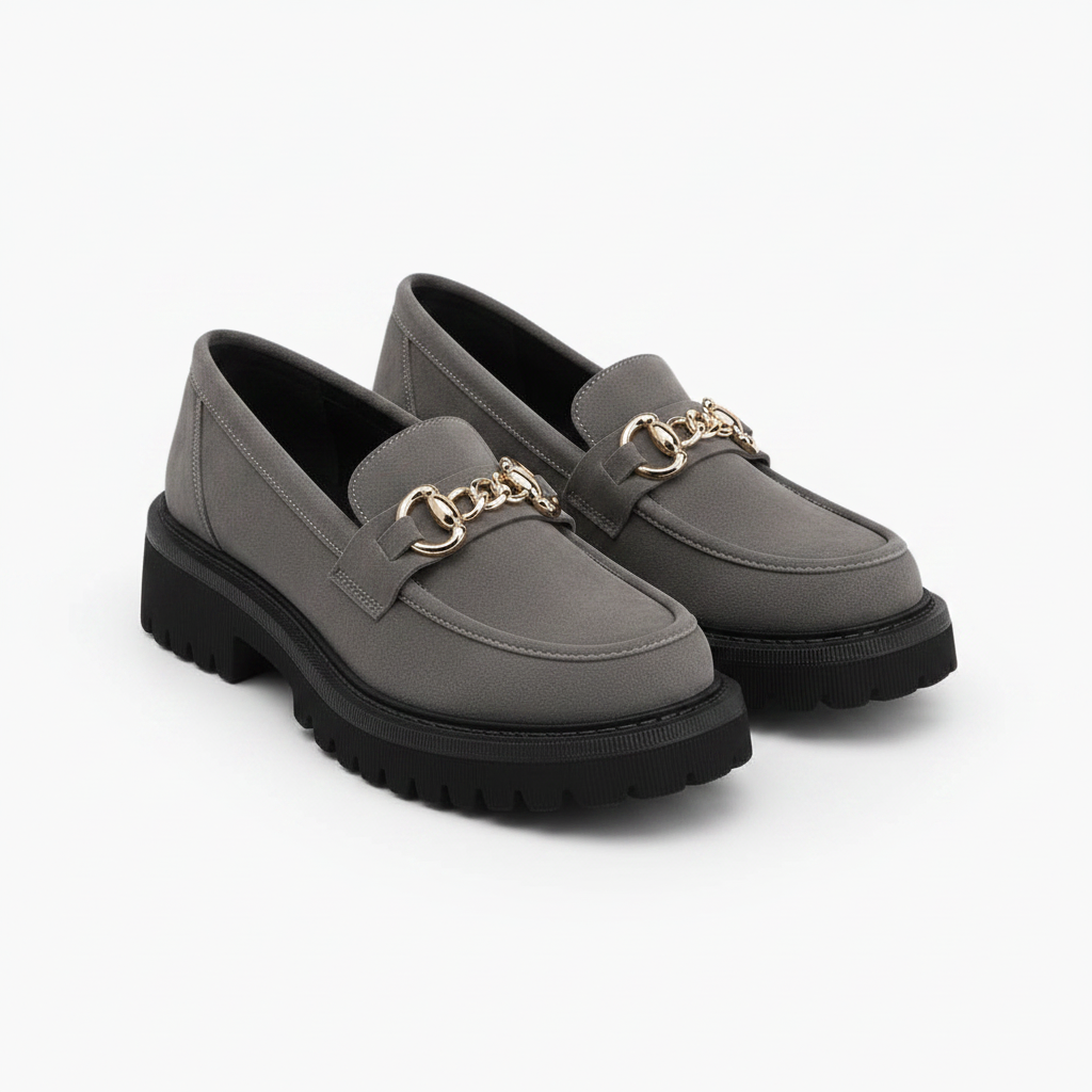 Vue de dessus du mocassin gris, soulignant son design épuré et sa facilité à enfiler.