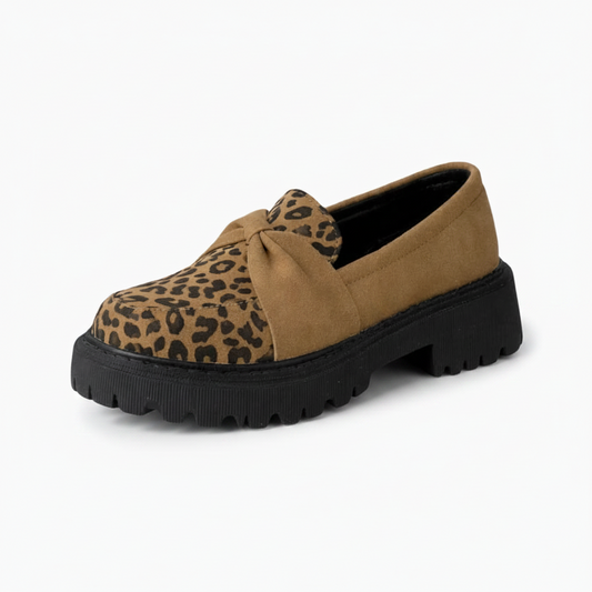 Mocassins compensés léopard pour femme, vue de face, motif audacieux et allure élégante.