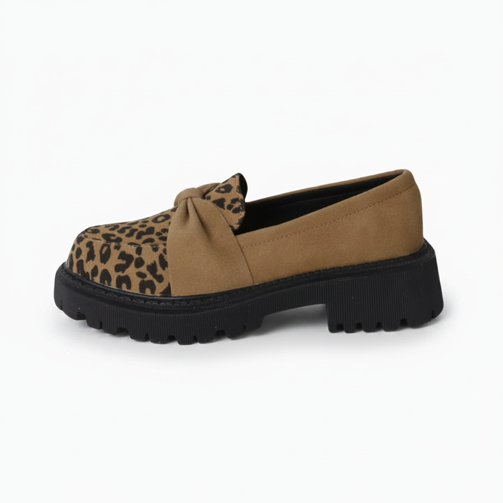 Vue arrière des mocassins léopard, mettant en valeur la finition soignée et le talon compensé.