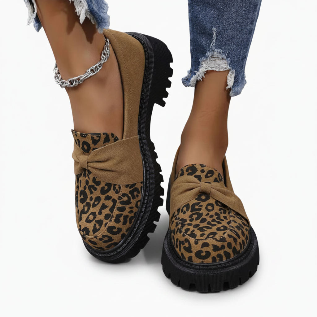 Paire de mocassins femme à motif léopard, vue de dessus, soulignant le design intemporel.