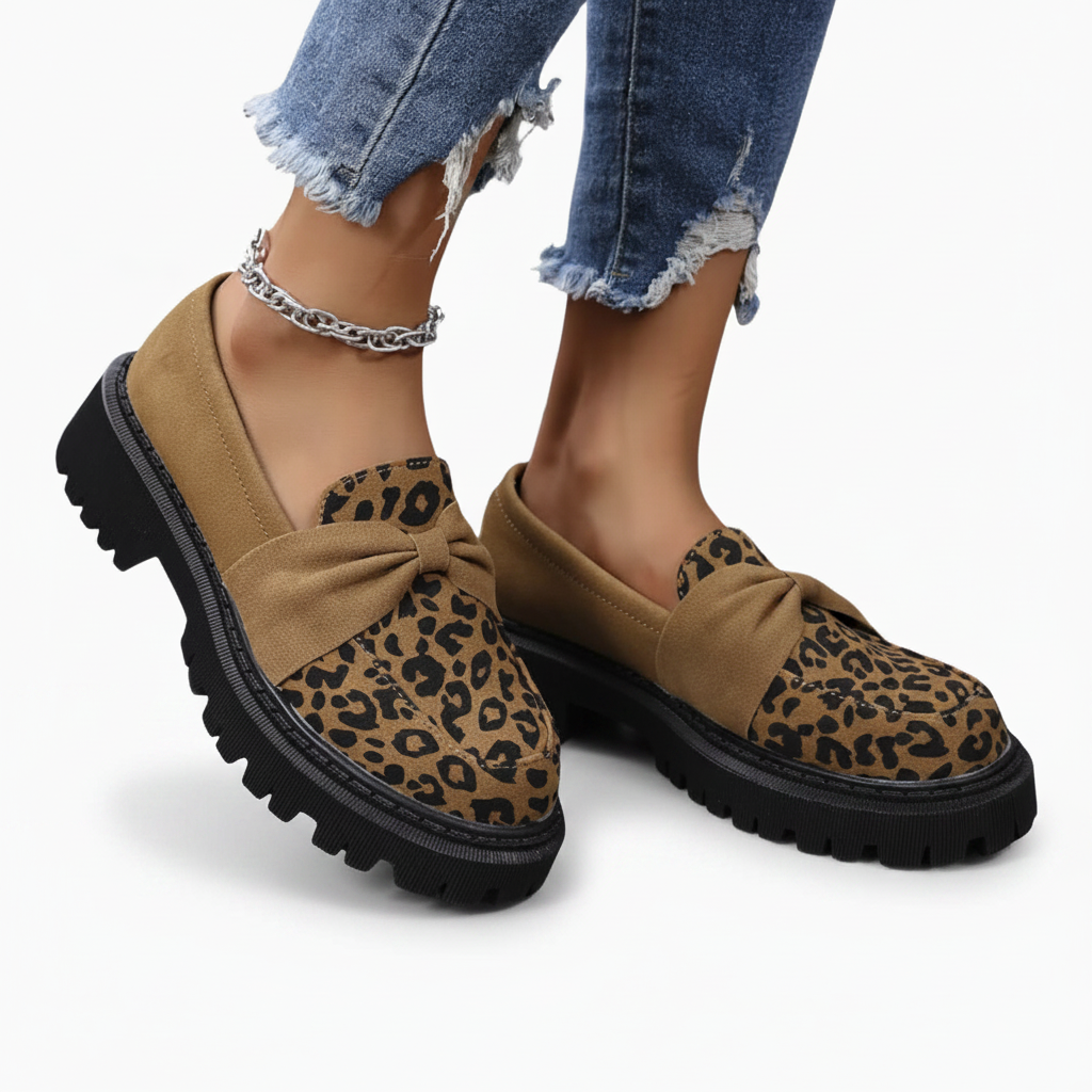 Gros plan sur le motif léopard des mocassins, texture détaillée et couleurs vibrantes.