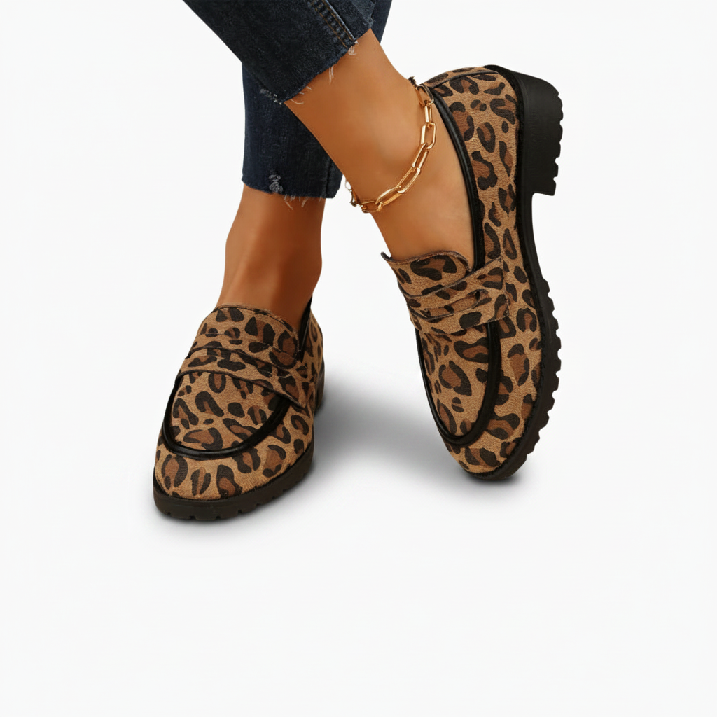 Paire de mocassins léopard compensés pour femme, présentés de face, prêts à dynamiser une tenue.