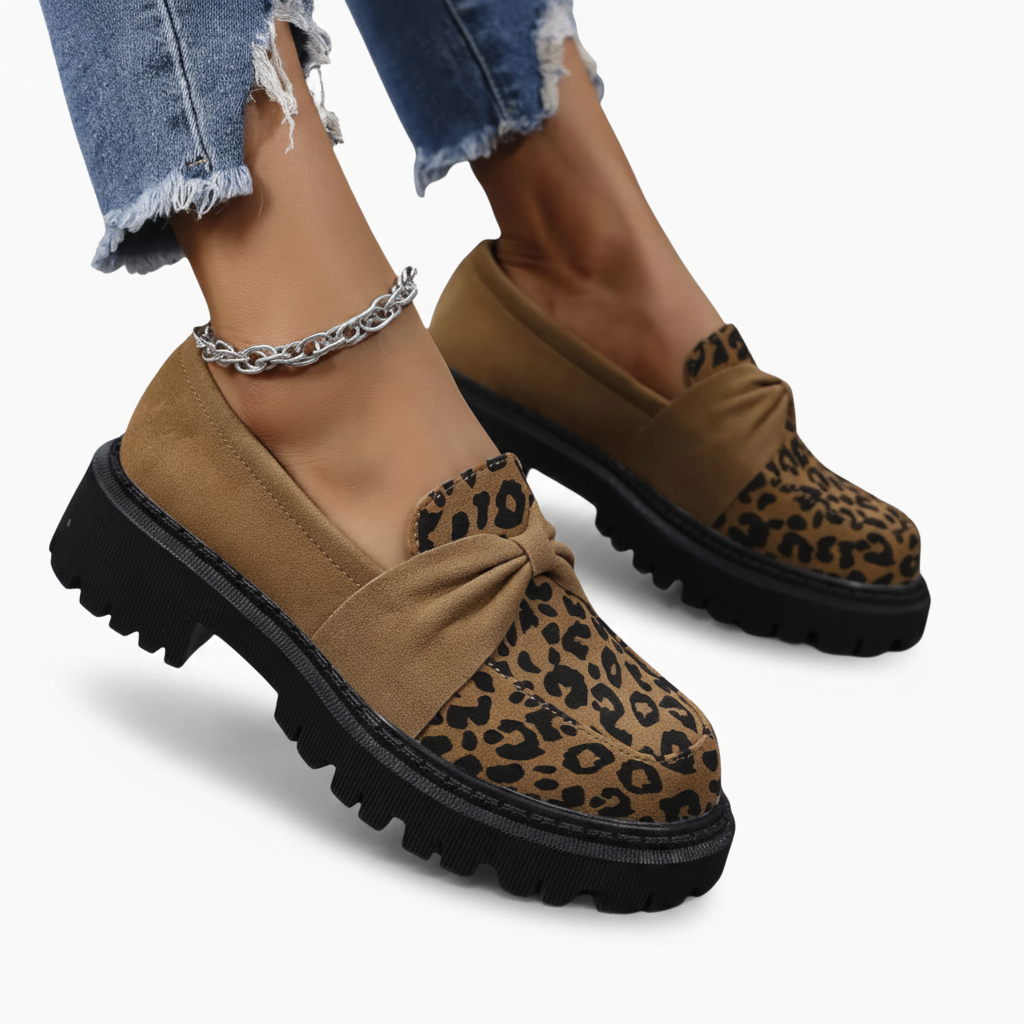Pieds d'une femme posés, montrant les mocassins léopard compensés, parfaits pour le quotidien sophistiqué.