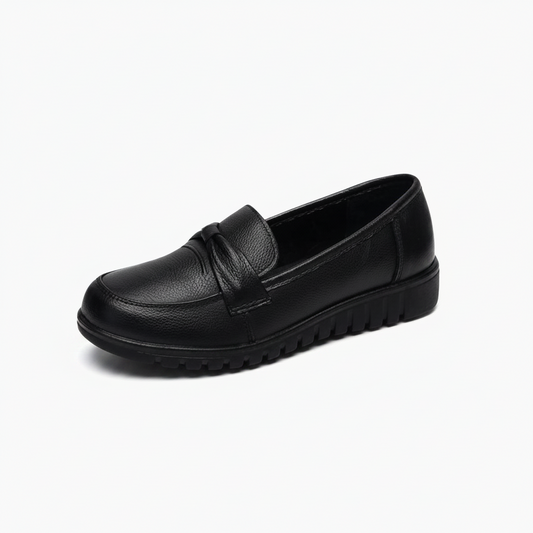 Mocassin compensé noir pour femme, affichant un design classique avec bandeau sur le cou-de-pied, parfait pour l'élégance quo