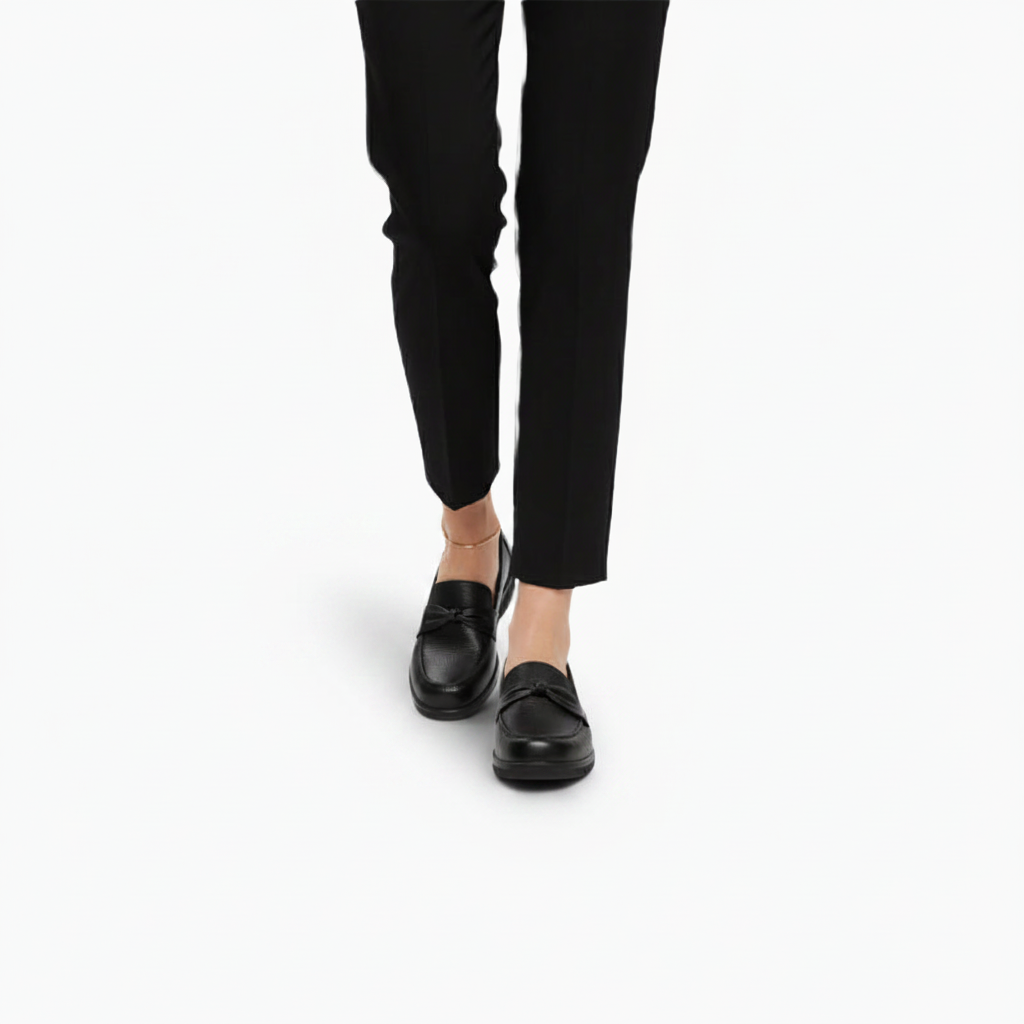 Mocassin noir porté avec un jean, démontrant sa polyvalence pour un look chic et décontracté au quotidien.