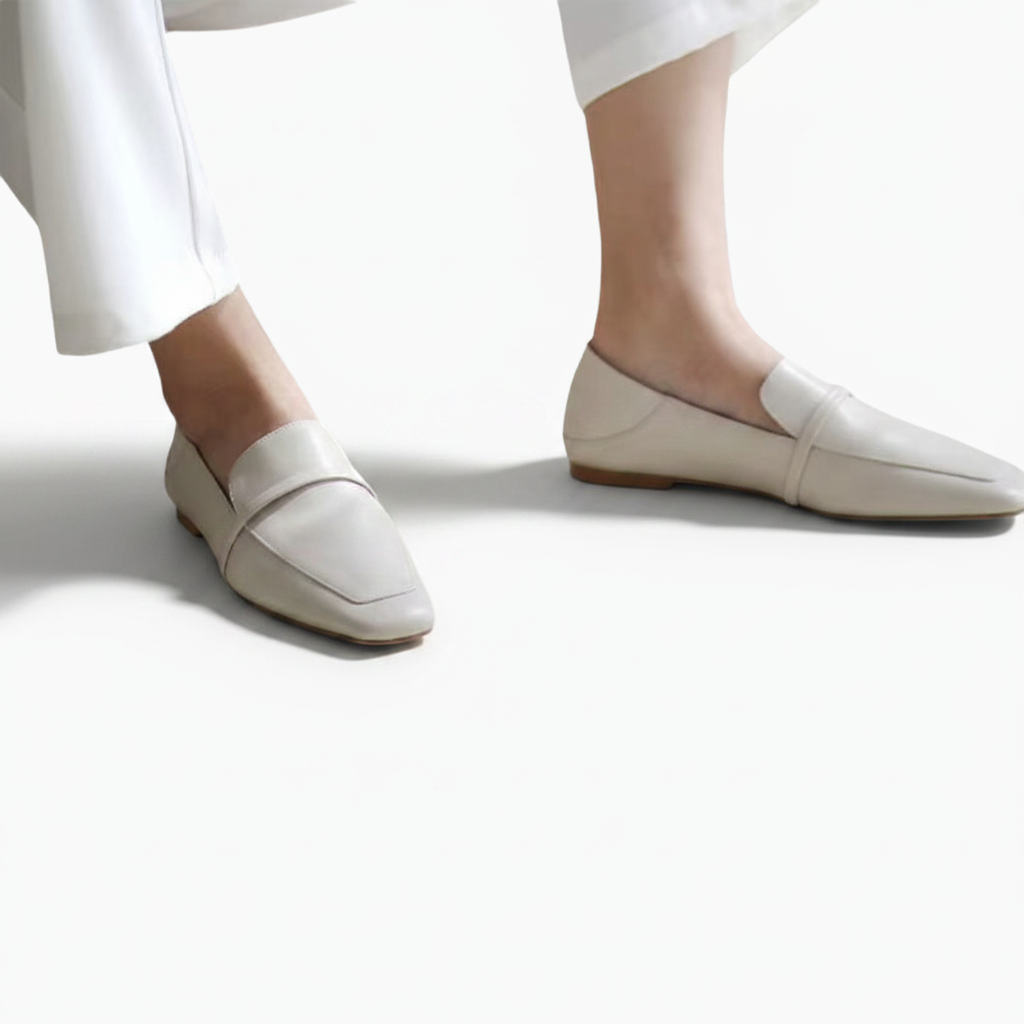 Mocassins crème portés avec un jean décontracté et un pull léger, parfaits pour une sortie printanière.