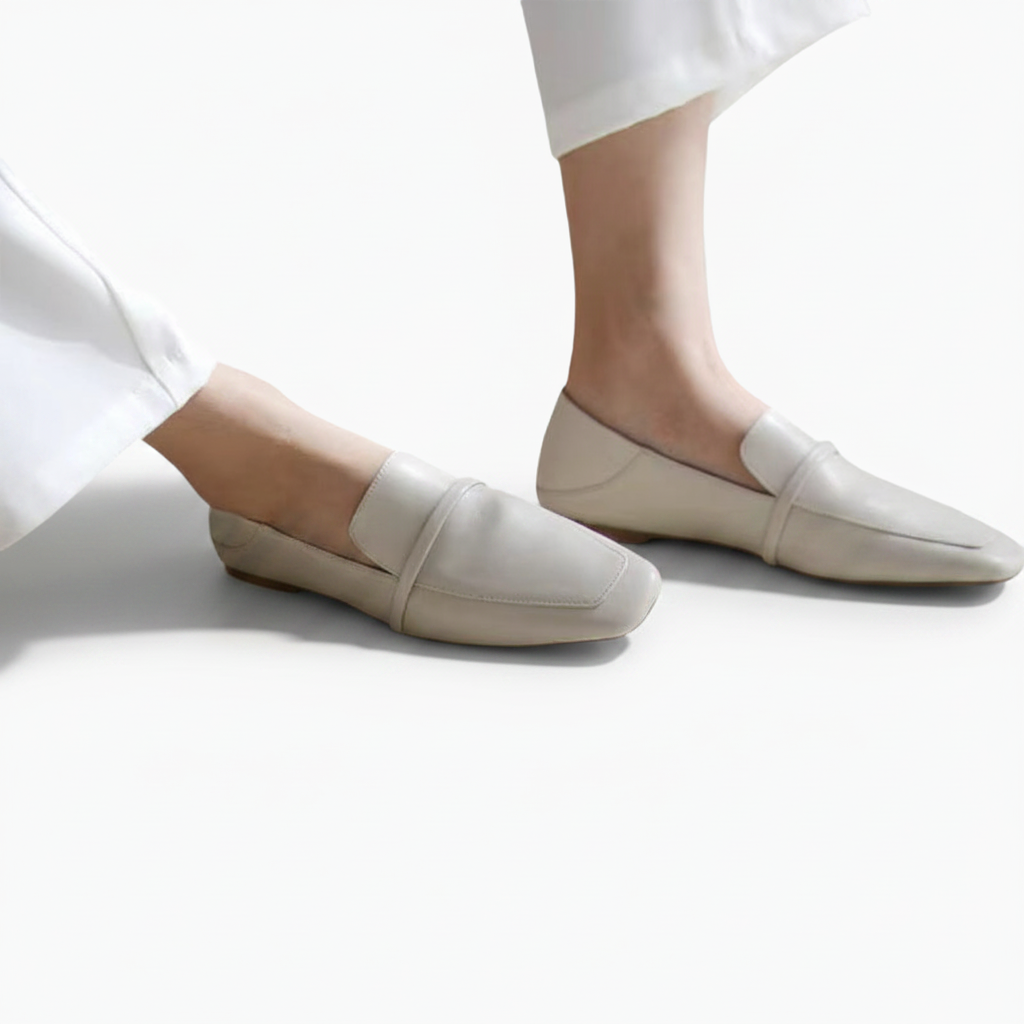 Vue latérale du mocassin crème, montrant la souplesse de sa semelle et son petit talon confortable.