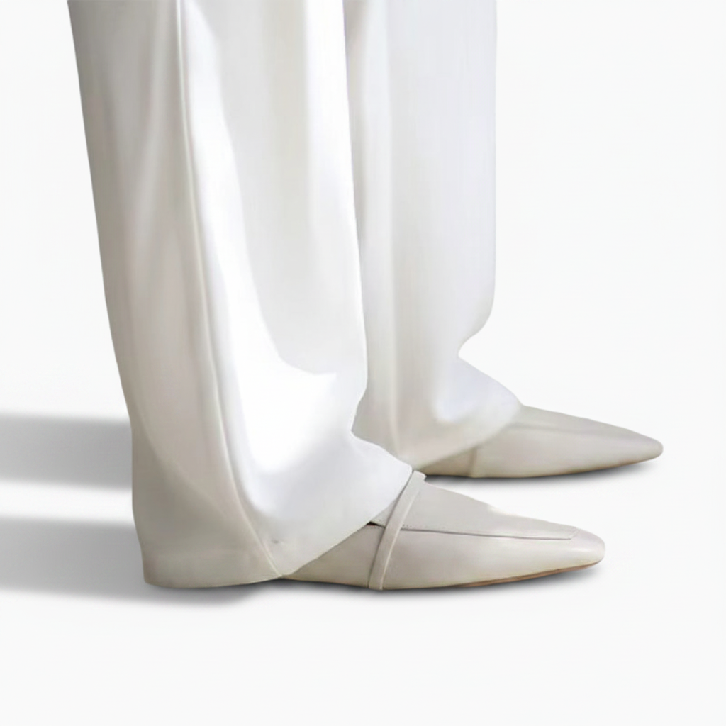 Dessus du mocassin crème, soulignant son design épuré et son empeigne classique intemporelle.
