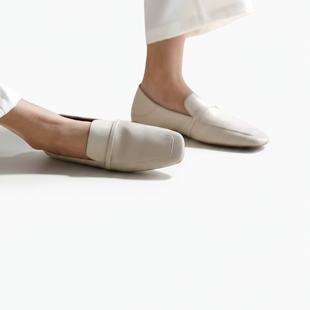 Mocassin crème féminin, associé à un sac à main chic et des accessoires dorés pour une touche d'élégance.