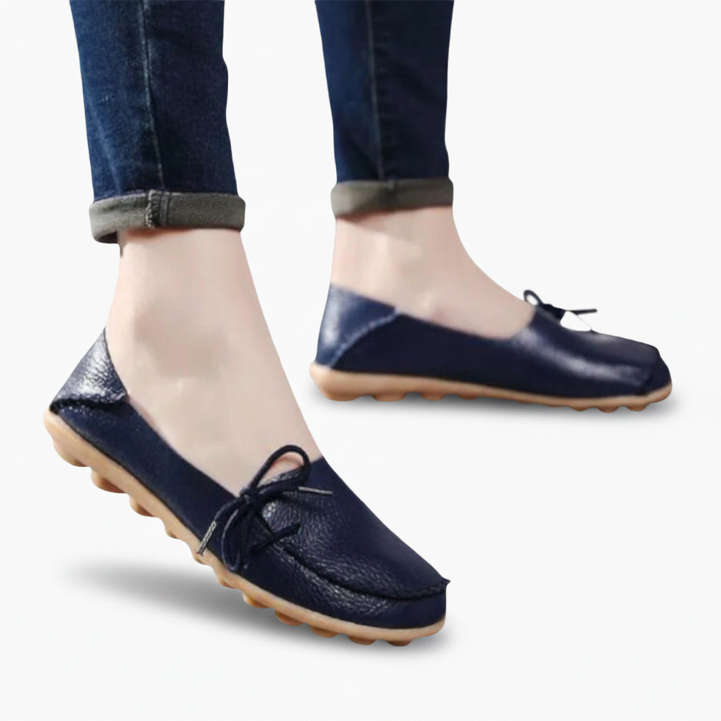 Mocassins confortables portés avec un jean brut, parfaits pour une tenue décontractée du week-end.