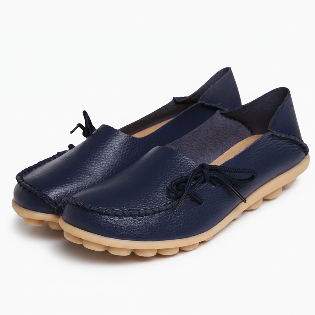 Détail des coutures raffinées et de la finition impeccable du mocassin en cuir bleu marine.