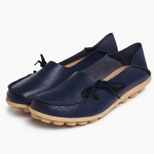 Détail des coutures raffinées et de la finition impeccable du mocassin en cuir bleu marine.