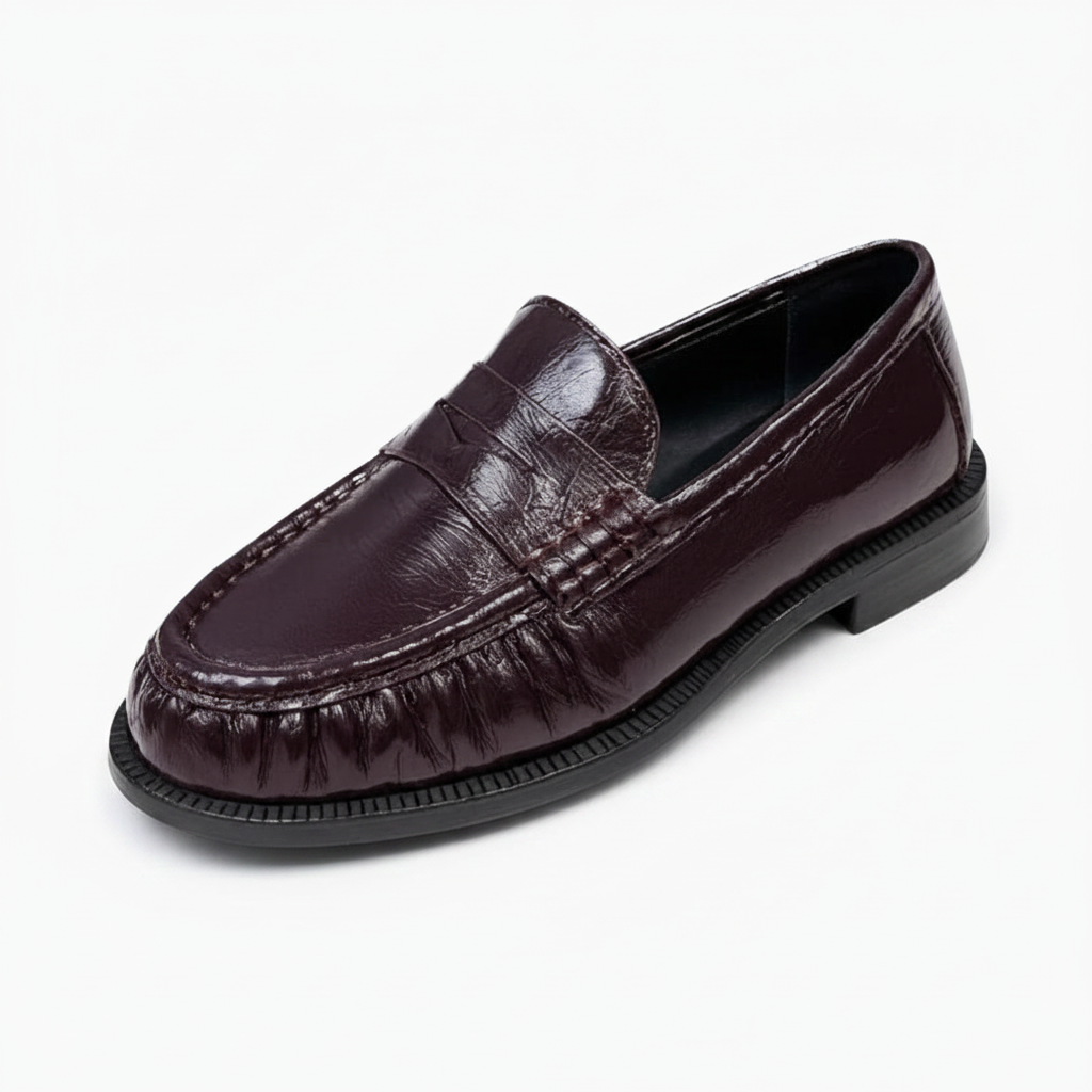 Mocassin femme en cuir bordeaux riche, présentant une finition élégante et une silhouette classique.