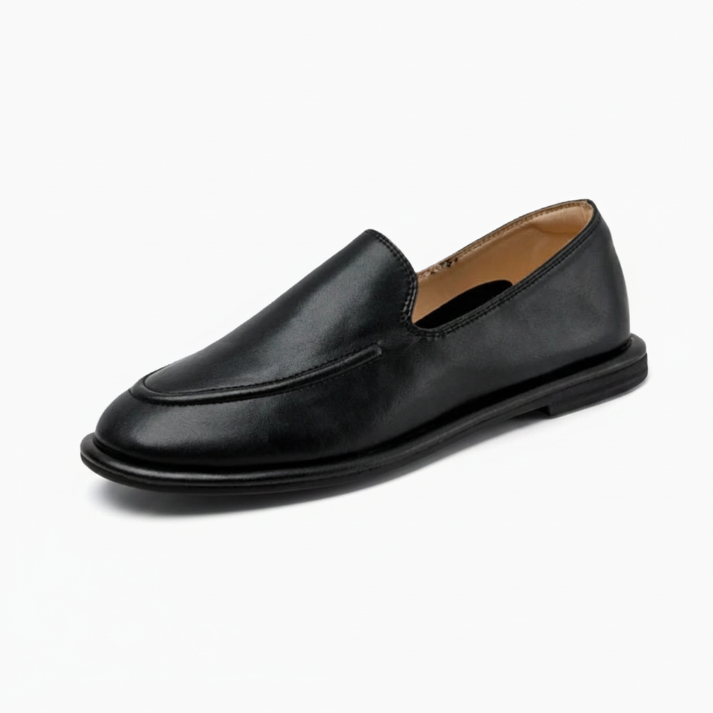 Mocassin femme en cuir souple élégant et confortable, avec une finition soignée et un design raffiné.