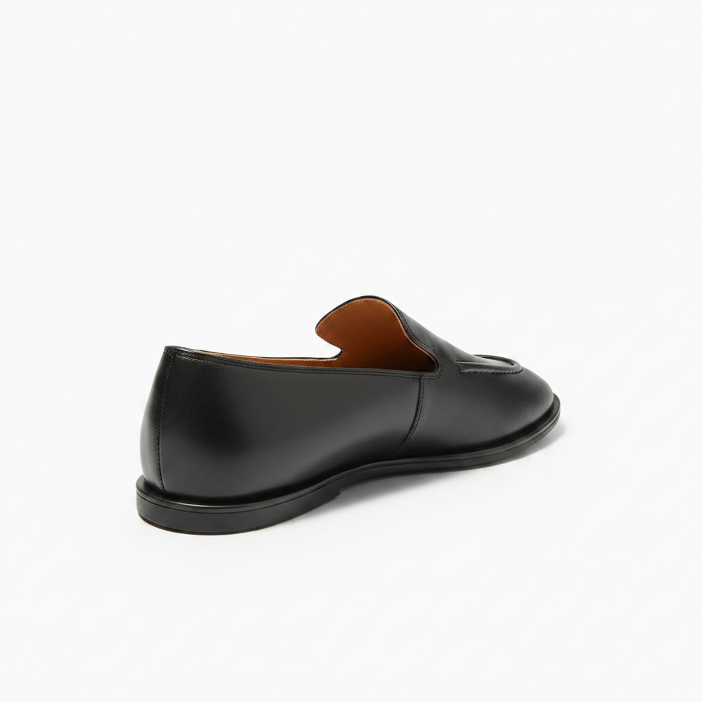 Femme marchant avec aisance en mocassins en cuir souple, profitant d'un confort absolu tout au long de la journée.
