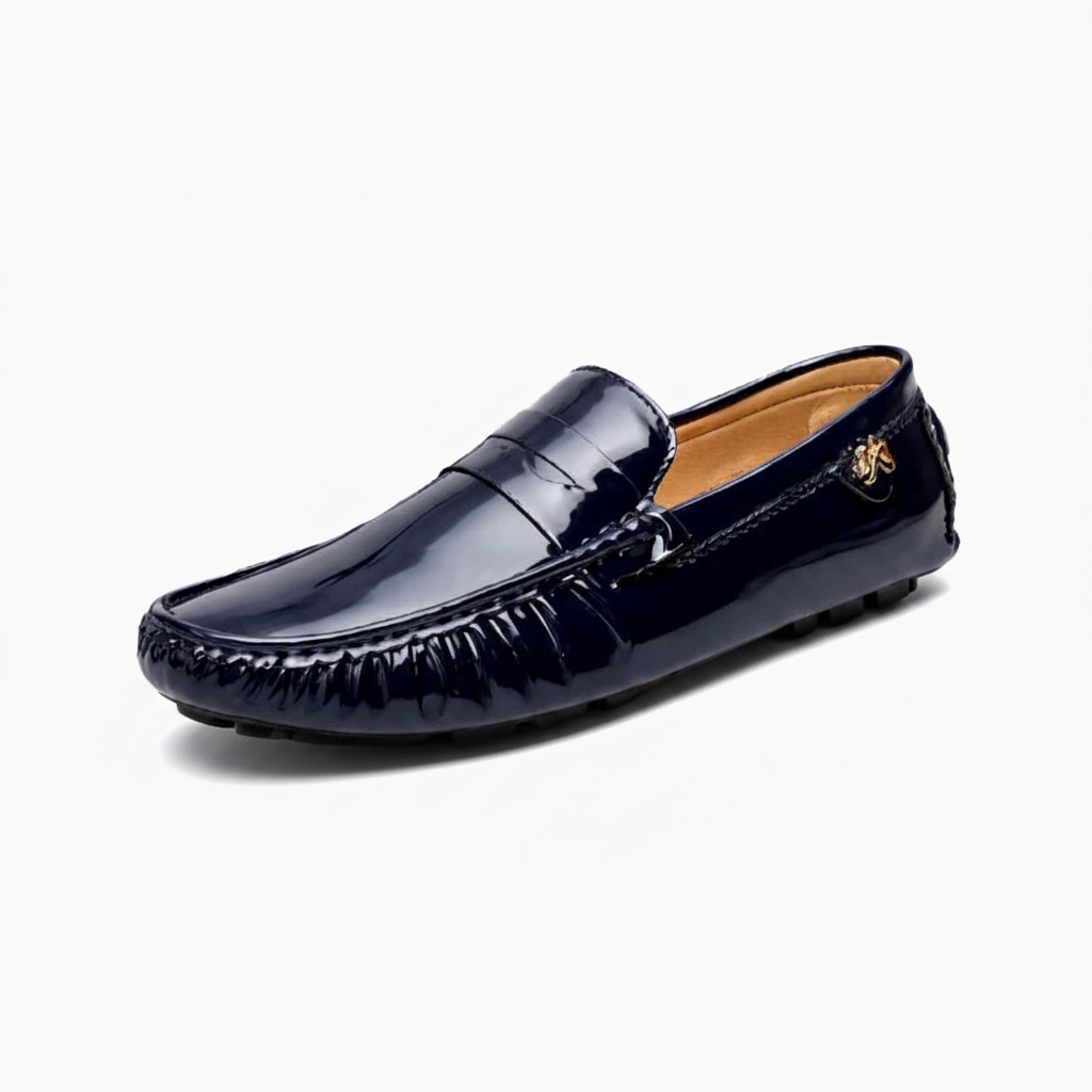 Mocassin femme en cuir vernis bleu marine, élégance intemporelle et brillante, vue de face.