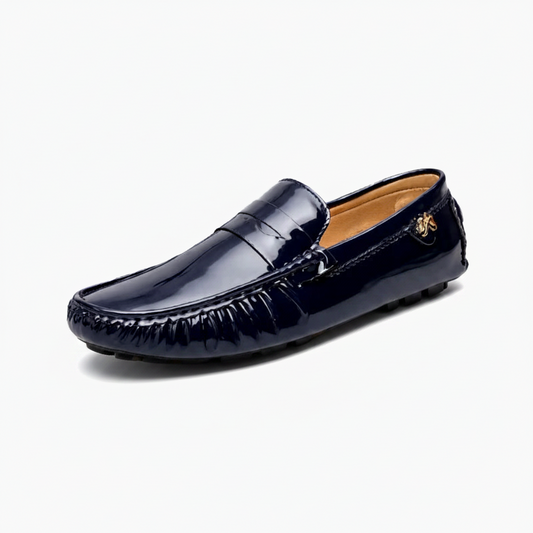 Mocassin femme en cuir vernis bleu marine, élégance intemporelle et brillante, vue de face.
