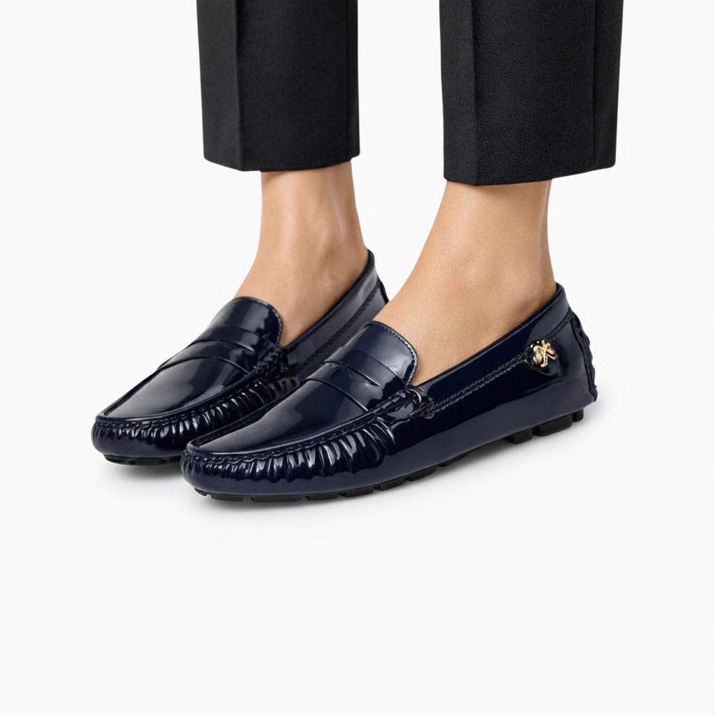 Mocassin bleu marine porté, ajoutant une touche de chic et de confort à une tenue décontractée.