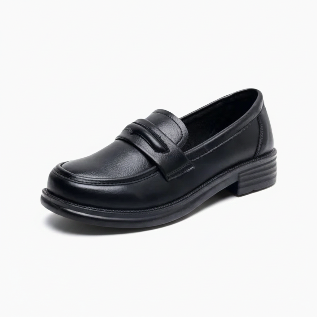 Mocassins noirs vernis pour femme, élégants et confortables, posés sur un fond clair.