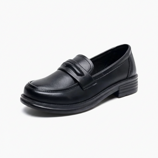Mocassins noirs vernis pour femme, élégants et confortables, posés sur un fond clair.