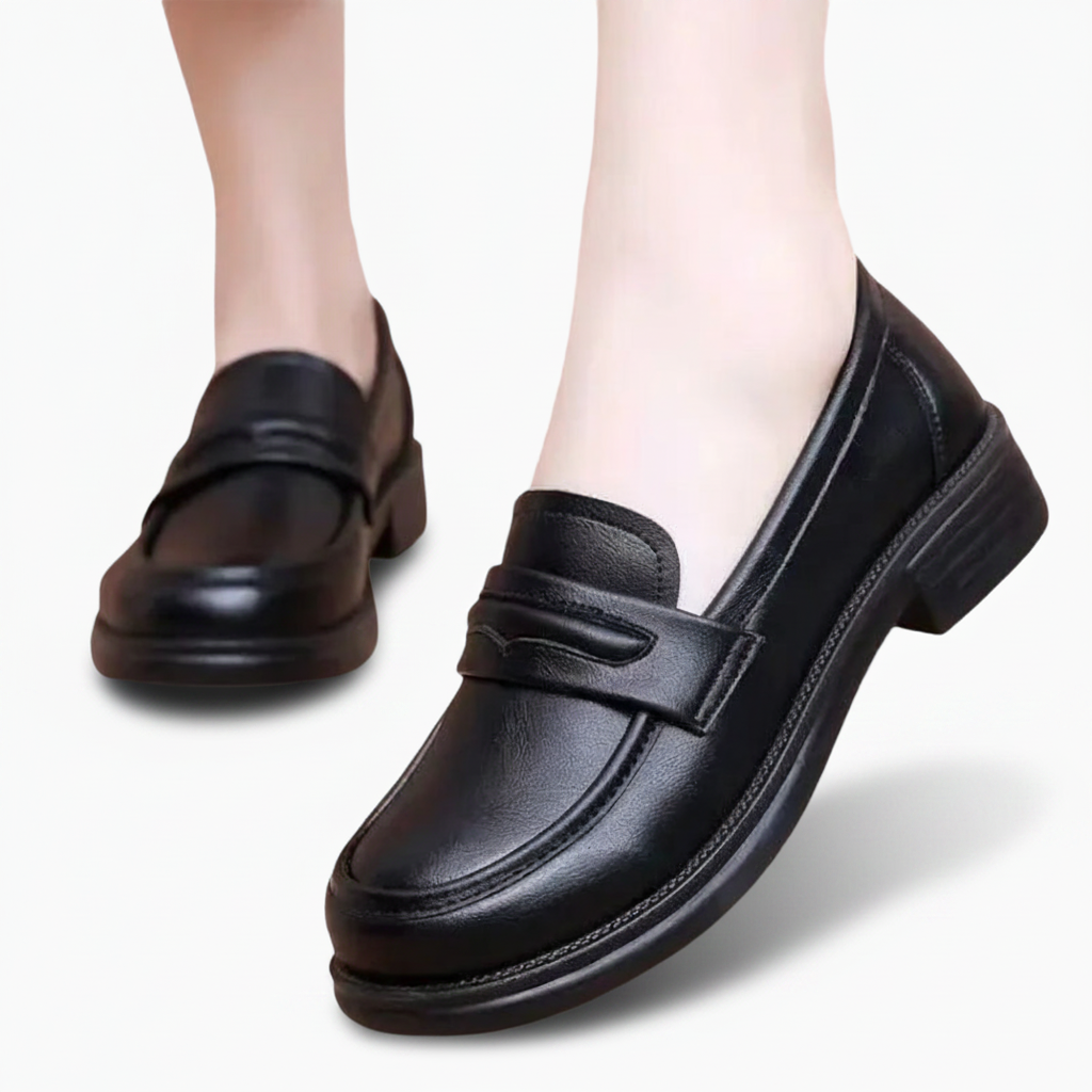 Détail du dessus d'un mocassin noir vernis, mettant en valeur la brillance du cuir et les coutures fines.