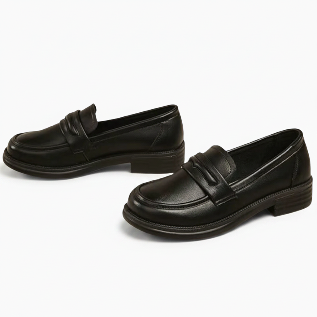 Paire de mocassins noirs en cuir verni, côte à côte, reflétant leur lustre sophistiqué.