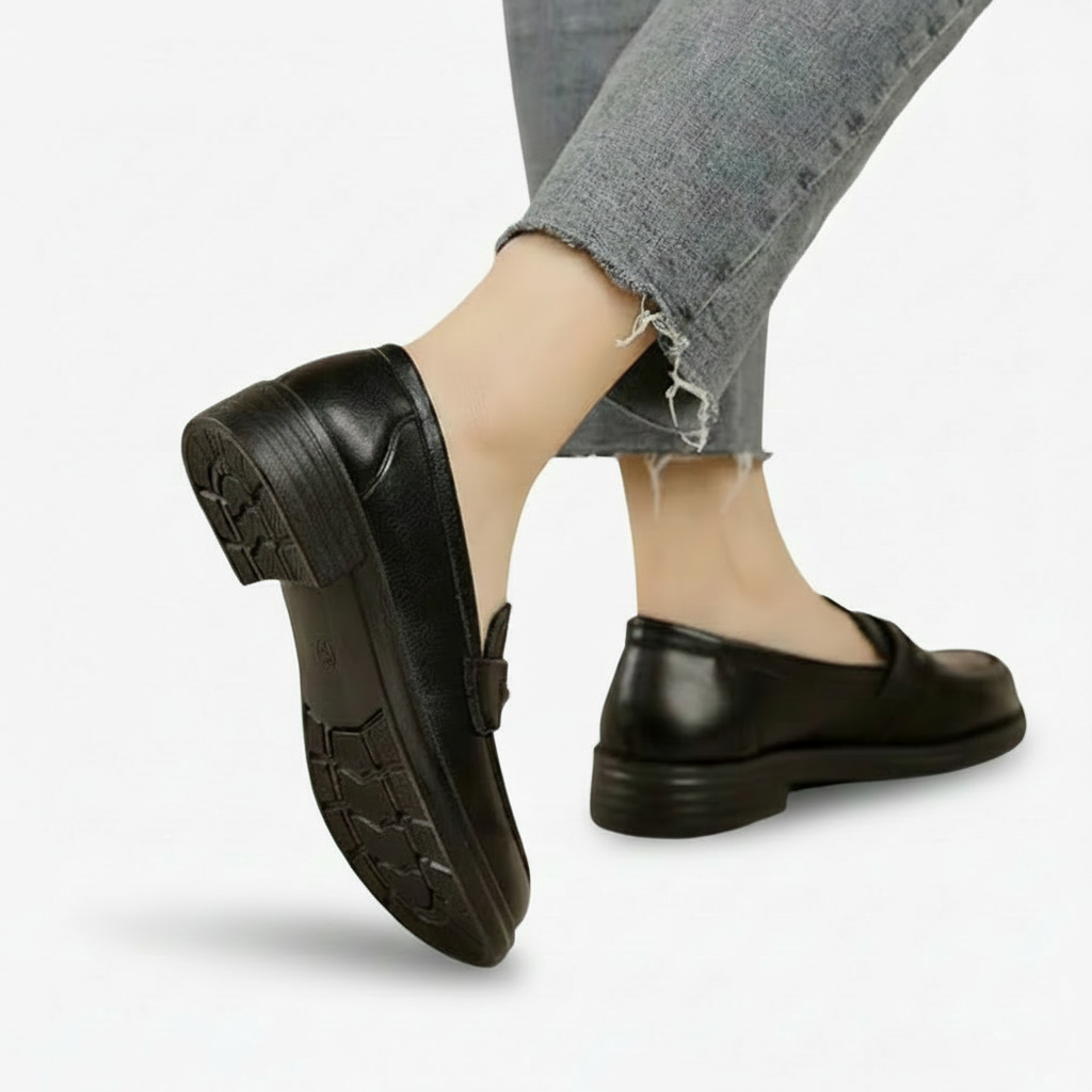 Mocassin noir verni vu de face, offrant une ligne épurée et élégante, idéal pour le quotidien.