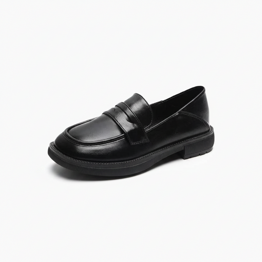 Mocassin femme en cuir vernis noir, silhouette élégante avec talon, parfait pour une allure sophistiquée.