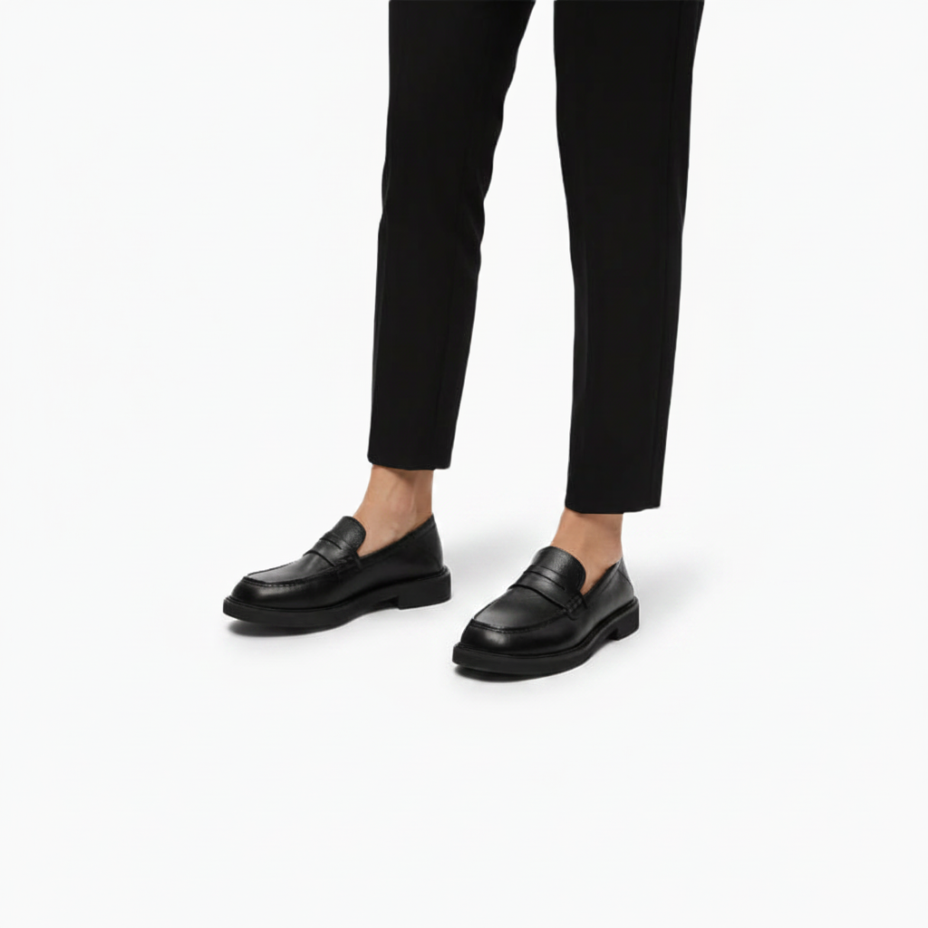 Profil épuré d'un mocassin à talon, dévoilant son design moderne et son allure distinguée.