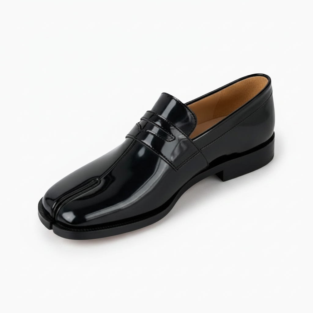 Mocassin femme en cuir vernis noir, vue de face, éclat sophistiqué et design intemporel.