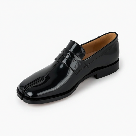 Mocassin femme en cuir vernis noir, vue de face, éclat sophistiqué et design intemporel.