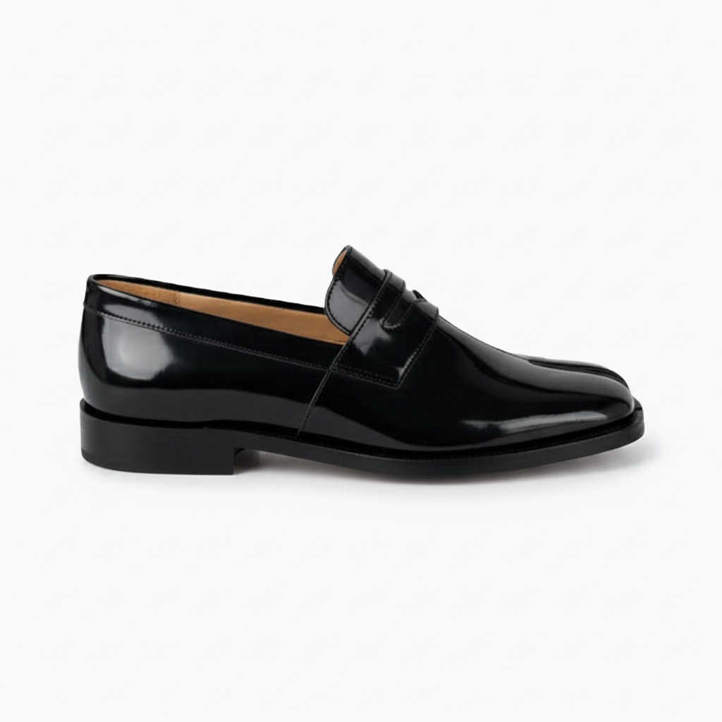 Vue de dessus des mocassins en cuir vernis noir, parfaite pour une silhouette élancée et moderne.