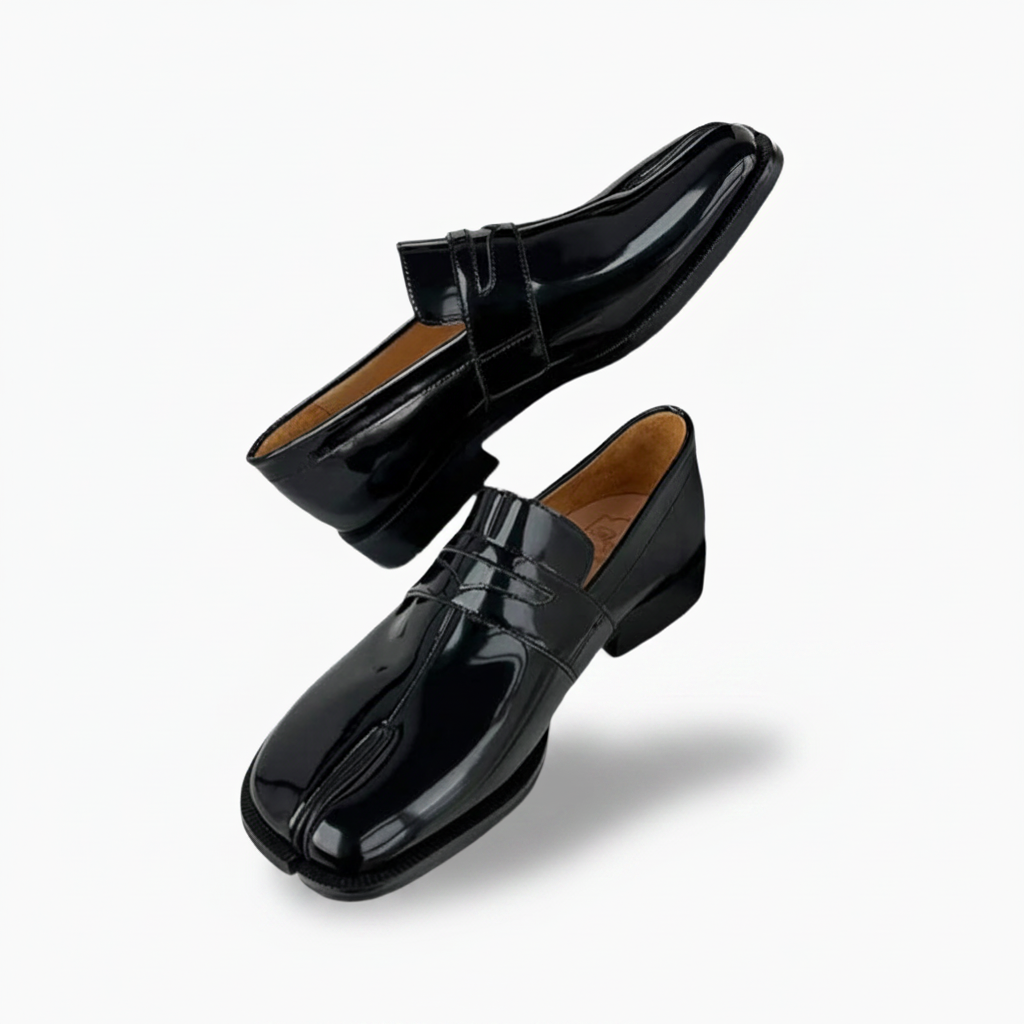 Pied glissé dans un mocassin verni, illustrant le maintien parfait et le confort enveloppant du modèle.