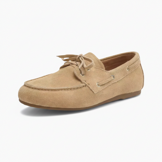 Mocassin femme en daim beige, élégant et décontracté, avec lacets raffinés.