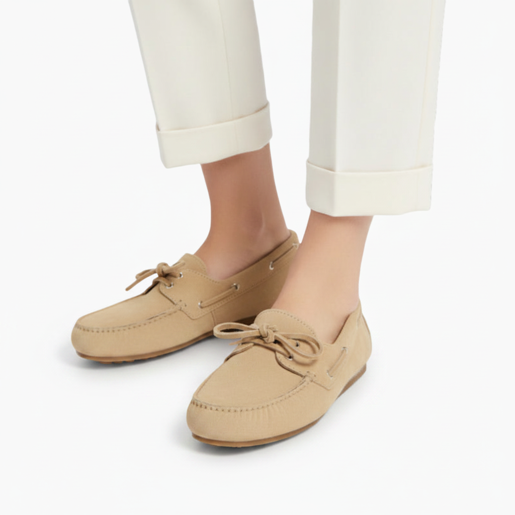 Mocassin en daim de vache doux, porté avec un pantalon décontracté, offrant une allure sophistiquée.
