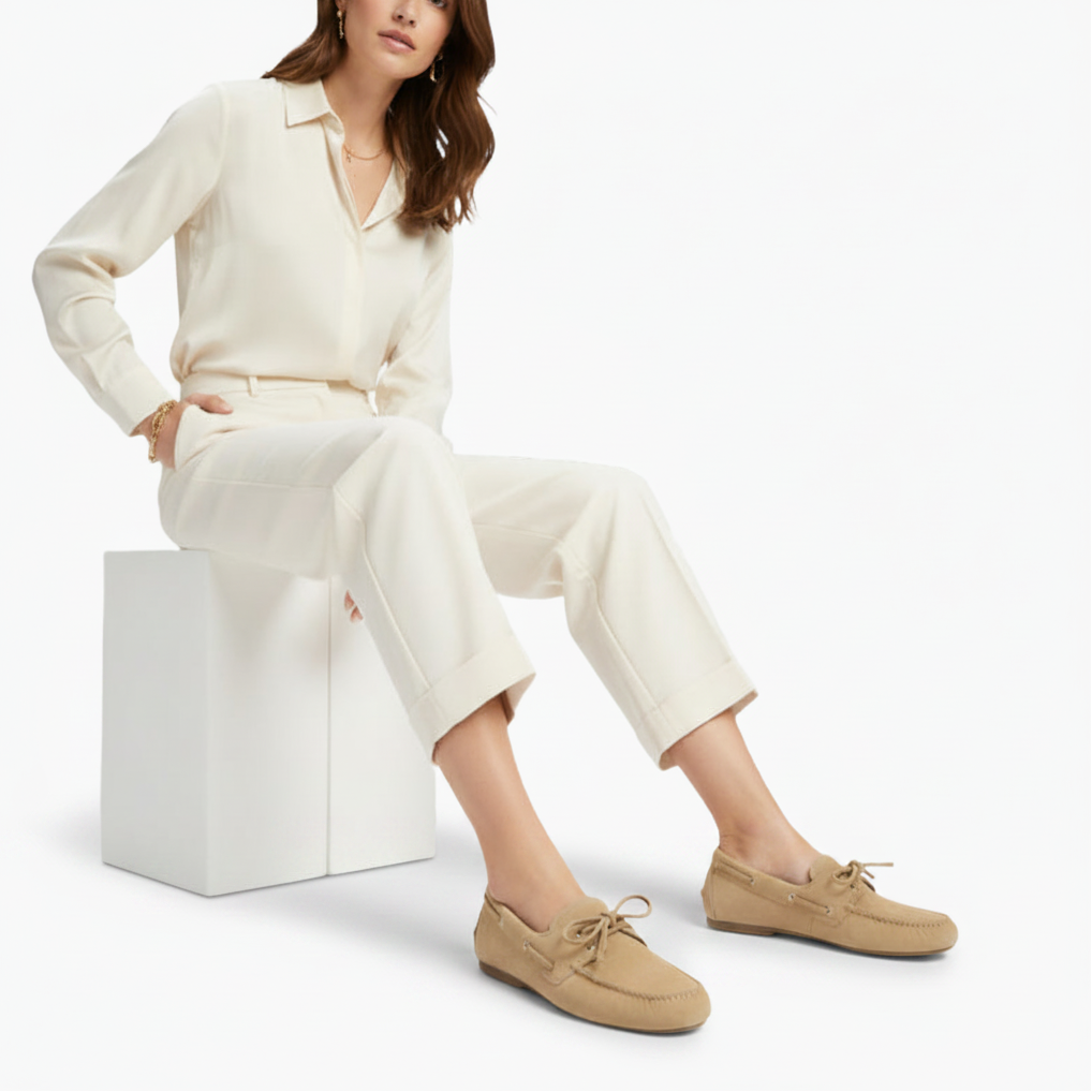 Gros plan sur les lacets délicats et les coutures contrastantes du mocassin beige pour femme.