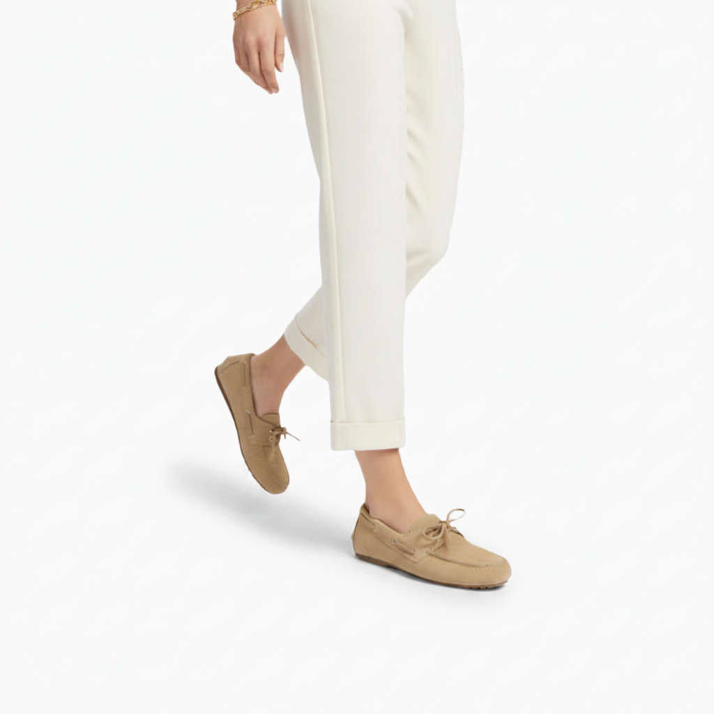 Texture riche du daim beige d'un mocassin, évoquant la douceur et la qualité du matériau.