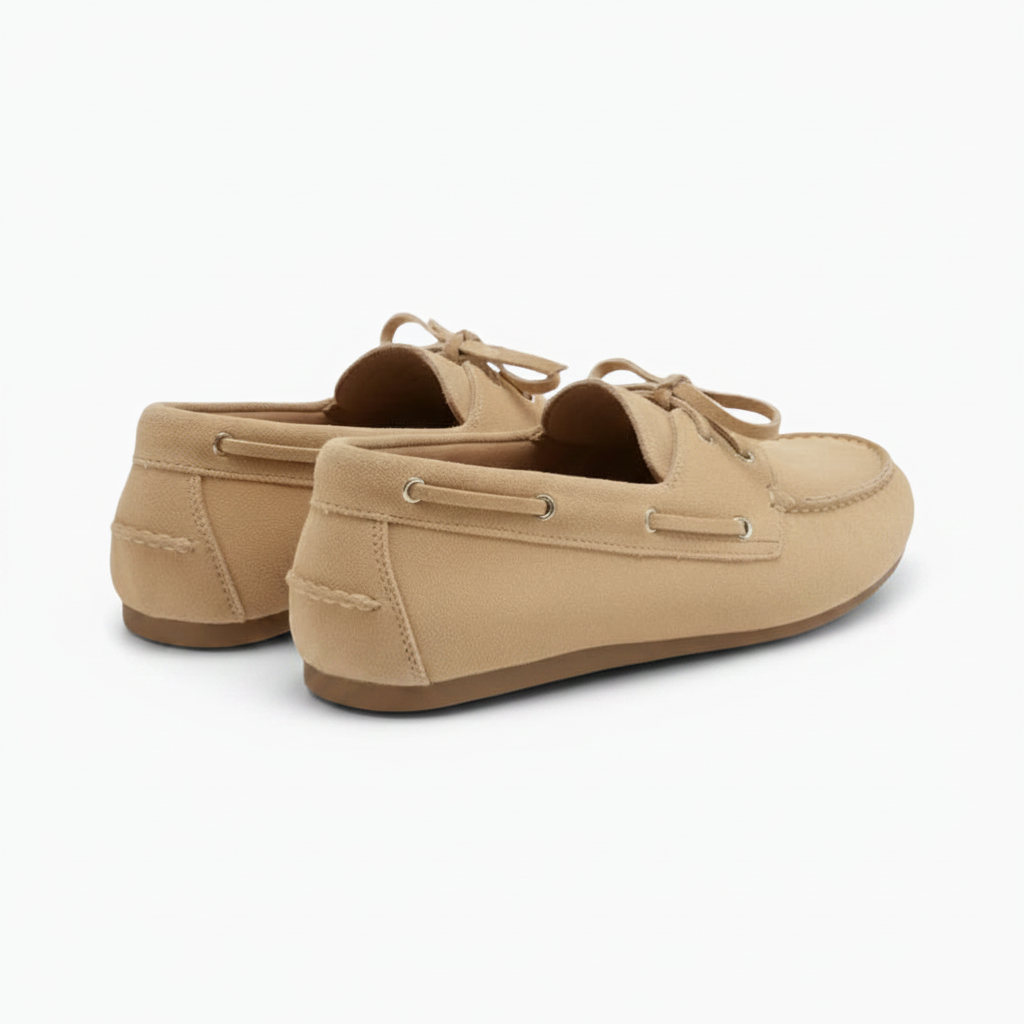 Femme marchant avec aisance, chaussée de mocassins en daim beige, symbole de bien-être et de style.