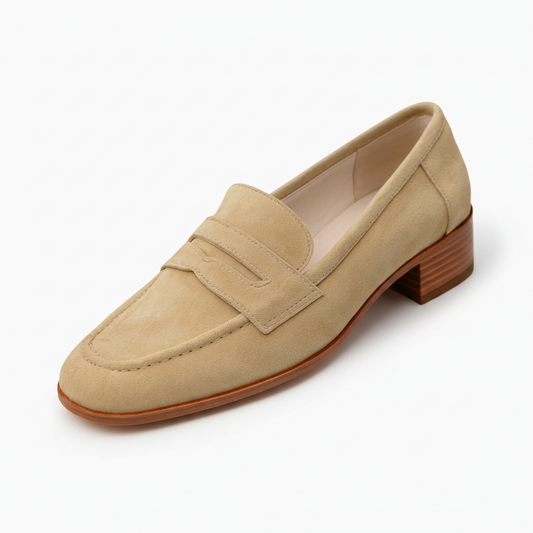 Mocassins en daim beige pour femme, élégants avec talon, posés sur un sol clair.