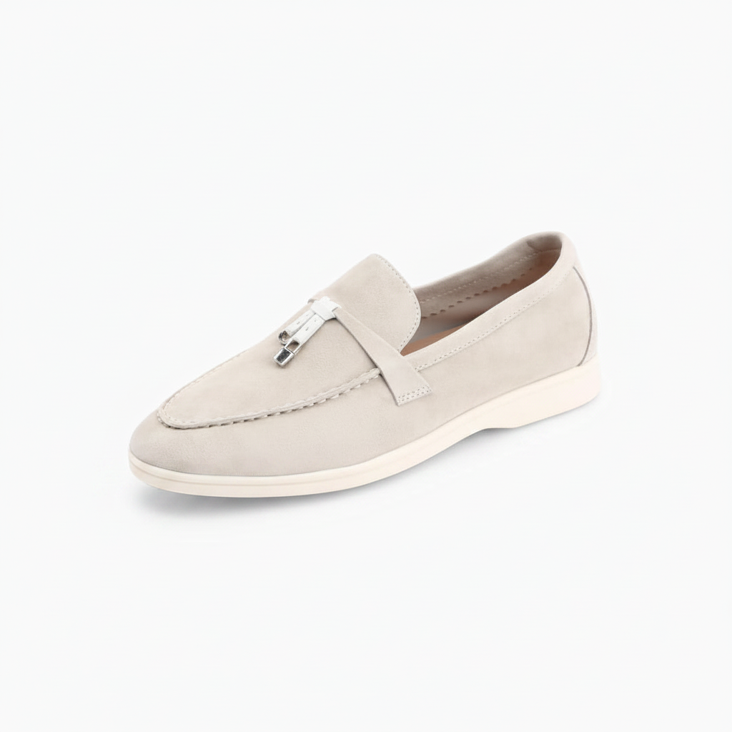 Mocassins en daim beige pour femme, devant, accentuant l'élégance intemporelle et les glands délicats.