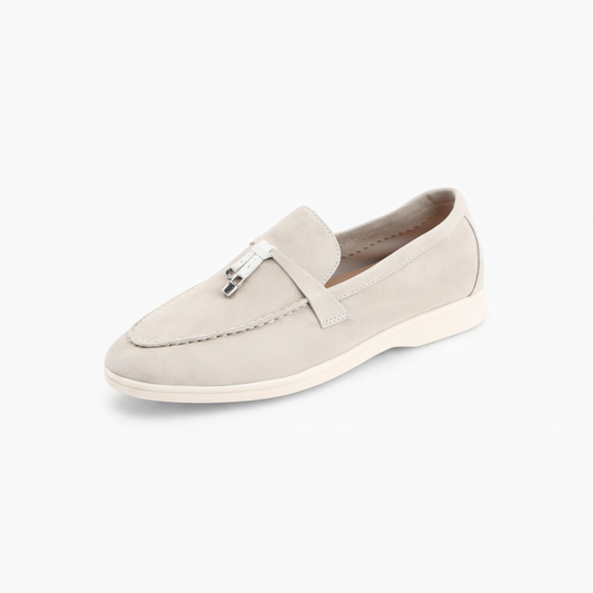 Mocassins en daim beige pour femme, devant, accentuant l'élégance intemporelle et les glands délicats.