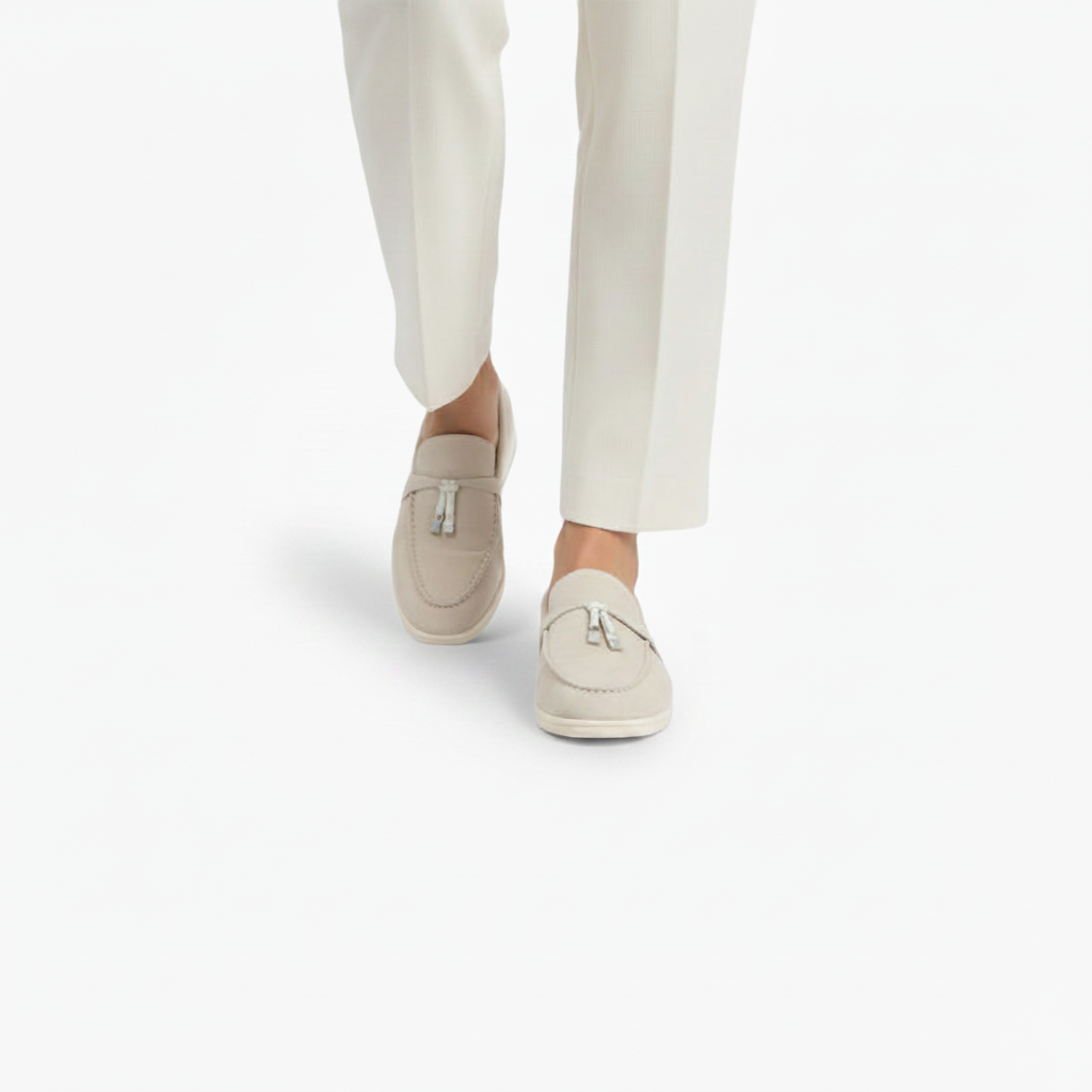 Intérieur confortable d'un mocassin en daim beige, avec la doublure douce et la semelle coussinée.