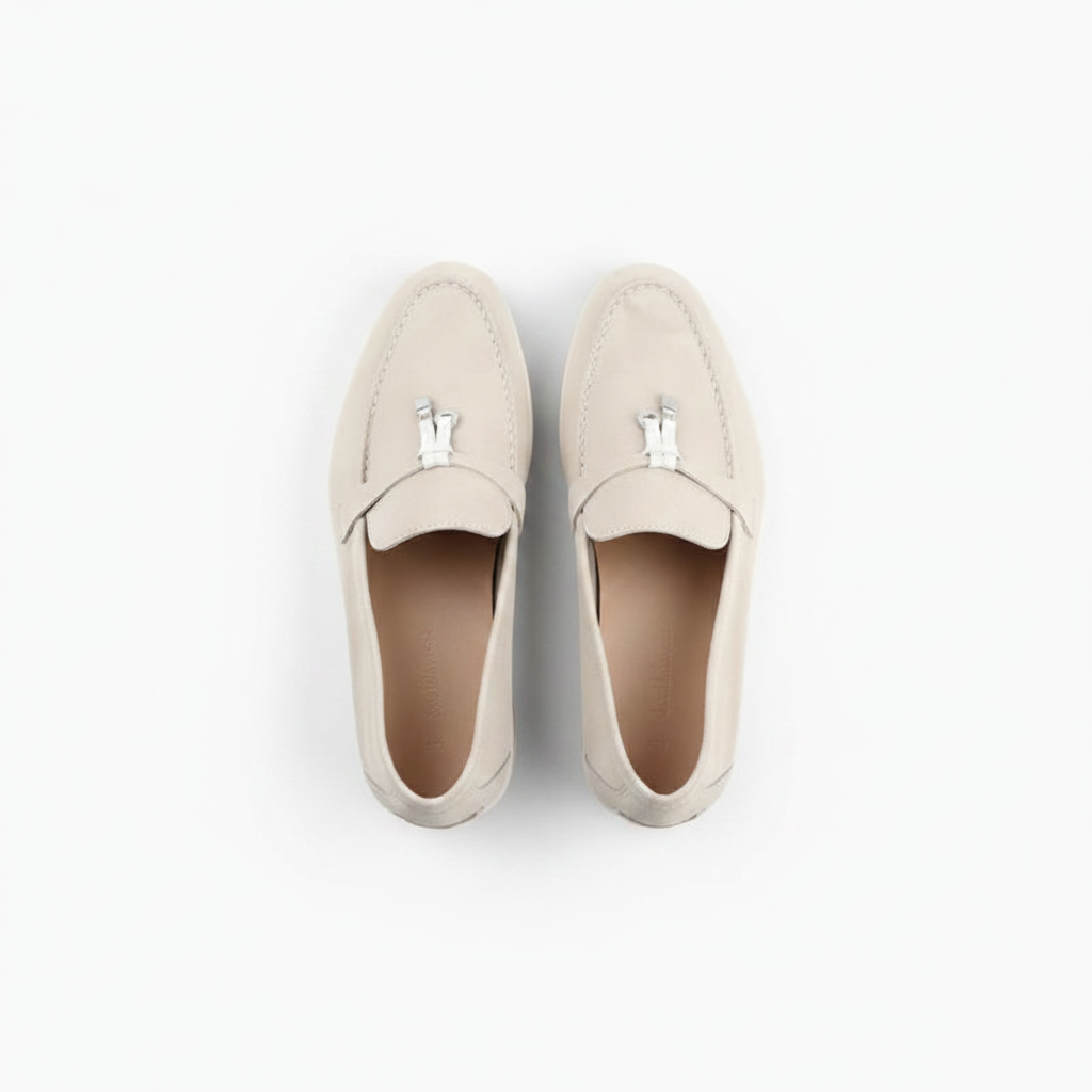 Mocassins beige femme, associés à une jupe fluide, démontrant leur polyvalence pour un style moderne.